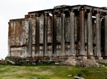 Antiga cidade de Aizanoi: estátuas com cabeças de deuses gregos descobertas em escavações