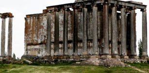 Antiga cidade de Aizanoi: estátuas com cabeças de deuses gregos descobertas em escavações