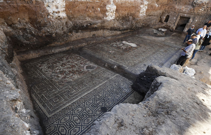 Mosaico romano raro de guerreiros da Amazônia descoberto na Síria saudado como grande descoberta arqueológica