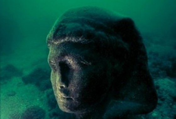 A sunken statue discovered underwater outside of Egypt. © Franck Goddio/Hilti Foundation, photo: Christoph Gerigk
