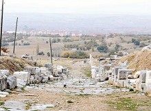 The city, like other Hellenistic colonies, was founded on a hill for ease of defence. The steep valley of the River Anthius in the east provides a perfect defence.