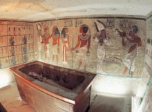 The final resting place of Tutankhamun. Could Nefertiti lie beyond that wall? © Jim Zuckerman/Corbis