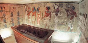 The final resting place of Tutankhamun. Could Nefertiti lie beyond that wall? © Jim Zuckerman/Corbis