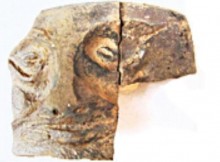 Another photo of the satyr mask found during the 2015 summer excavations of emporium Pistiros, the Ancient Greek trading post in the Ancient Thracian Odrysian Kingdom, whose ruins are located near today’s Bulgarian town of Vetren, Septemvri Municipality, Pazardzhik District. Photo: Zname daily