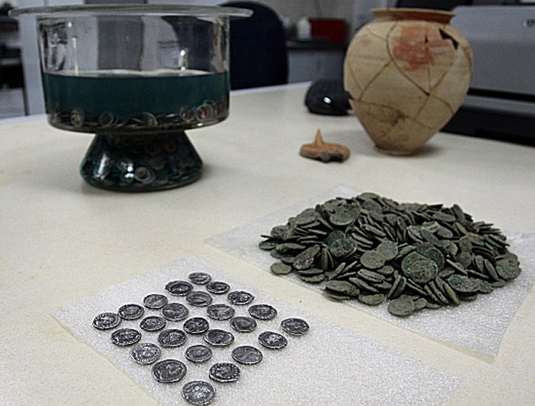 Bulgarian Archaeologists Find Nearly 3000 Coins In Clay Pot At Sofia ...