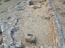 In this year's excavations, archaeologists revealed that the colonnade was shaped like a "?" with a space of 2.30 meters between the columns and confirmed the direction of the walls of the colonnade and the outdoor courtyard.