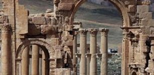 A file picture taken on March 14, 2014 shows visitors walking near the famous Arch of Triumph of the ancient oasis city of Palmyra, 215 kilometres northeast of the Syrian capital Damascus. AFP Photo