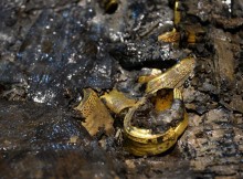 Photo taken on Dec 20, 2015 shows hoof-shaped gold ware unearthed from the main coffin in the Haihunhou (Marquis of Haihun) cemetery, East China's Jiangxi province. [Photo/Xinhua]