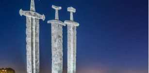 Sverd I Fjell – Swords In Rock: Battle Of Hafrsfjord Won By Harald Fairhair – First King Of Norway