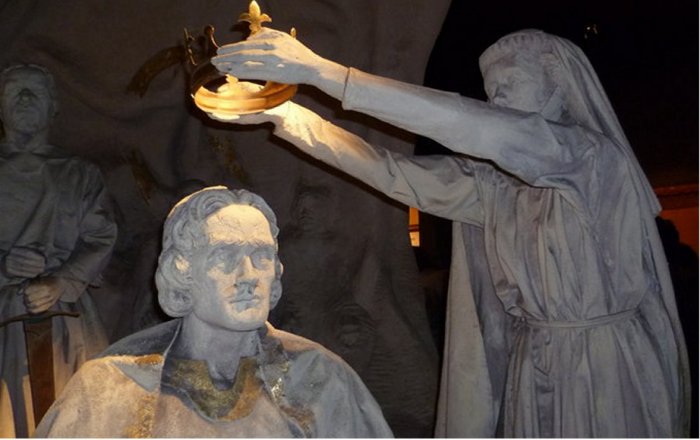 Bruce crowned King of Scots; modern tableau at Edinburgh Castle. Image via wikipedia