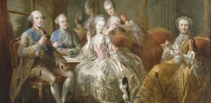 A family of French aristocrats enjoying hot chocolate ( The Family of the Duke of Penthièvre in 1768 , painting by Jean-Baptiste Charpentier le Vieux ).