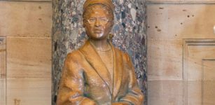 Rosa Parks statue by Eugene Daub (2013), in National Statuary Hall, United States Capitol