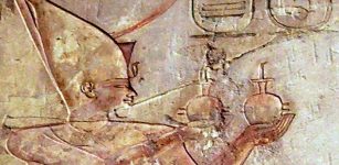 Psammetichus I adoring Ra-Harakhte - Pabasa's tomb in the Theban Necropolis - 26th dynasty of Egypt. Using the milk-jug hieroglyph in text in front of Pharaoh, (and two milk jugs in hands): "Making (offering of) Milk". Image credit: Wikipedia