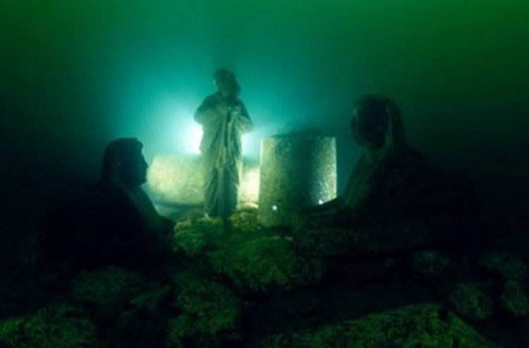 Mysterious ancient figures buried beneath the water. © Franck Goddio/Hilti Foundation, photo: Christoph Gerigk