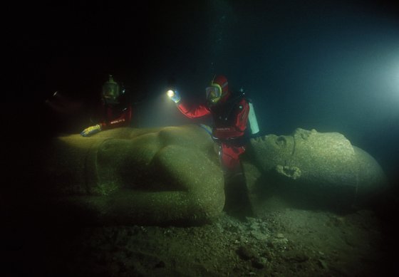 Franck Goddio and divers of his team are inspecting the statue of a pharaoh. The colossal statue is of red granite and measures over 5 metres. It was found close to the big temple of sunken Thonis-Heracleion and reassembled on the site. © Franck Goddio/Hilti Foundation, photo: Christoph Gerigk