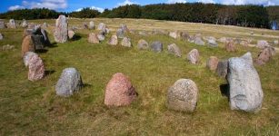 Graves of men are shaped pointy like viking ships or as a triangle, while women's graves are round or oval.