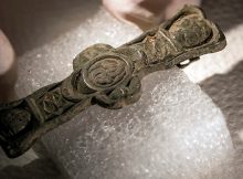 The style of this fitting is typical of Celtic and Irish areas and dates from the 800s. Traces of gilding can be seen in the recesses. Photo: Åge Hojem, NTNU University Museum