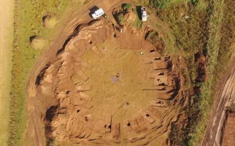 circular-shaped-4000-year-old-wooden-henge-discovered-in-yorkshire