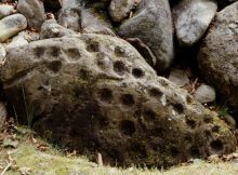 Cup-marks. Clava cairns. Photo credits: historicscotlandimages.gov-uk