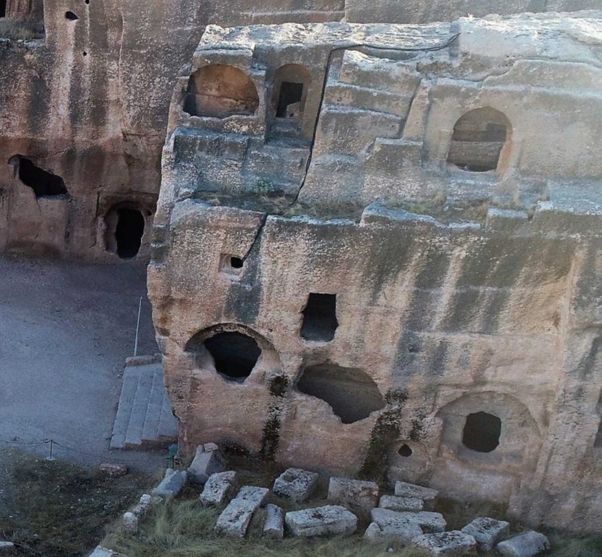 Ancient city of Dara gallery graves