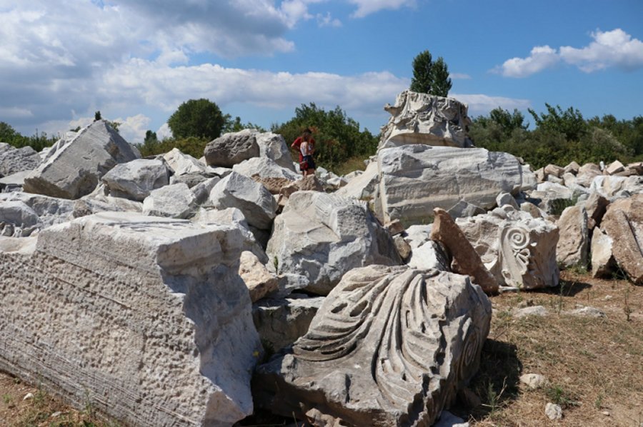 Stone objects founded at the excavation site of Hadrian Temple, Balıkesir province, western Turkey, Sept. 2, 2020. (AA PHOTO)