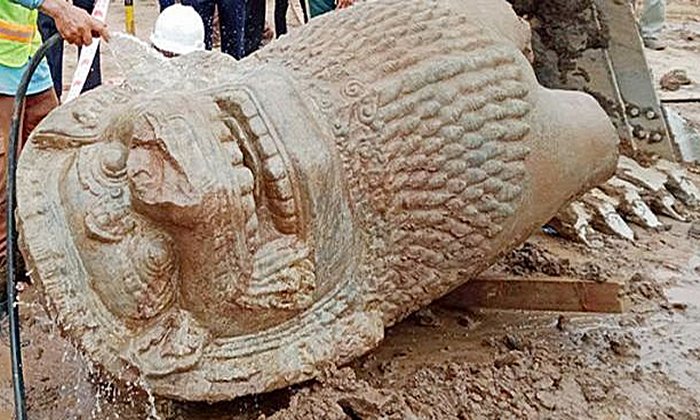 A statue of a lion was found by mine clearance experts while they were digging for a development project along the Tonle Sap River in Phnom Penh's Daun Penh district. CMAC