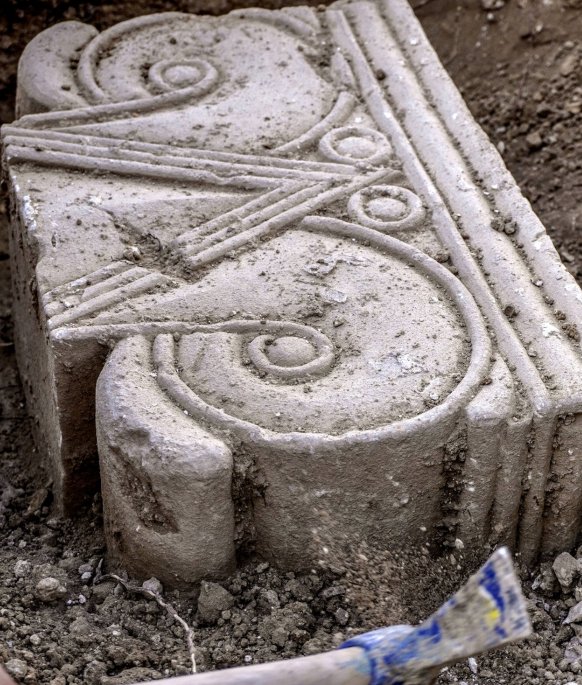 A very special collection of several adorned architectural stone artifacts, which were part of a magnificent royal structure from the time of the Kings of Judah. These remarkable findings were uncovered at the Armon Hanatziv promenade