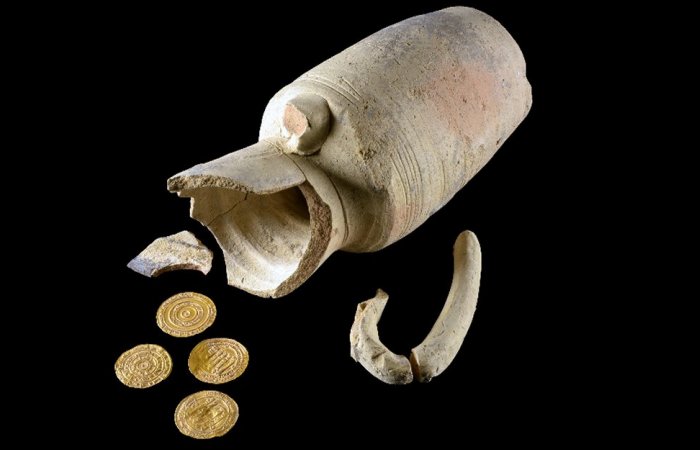 Marvelous Juglet With Pure Four Gold Coins Found In Jerusalem - Someone's Piggy Bank?