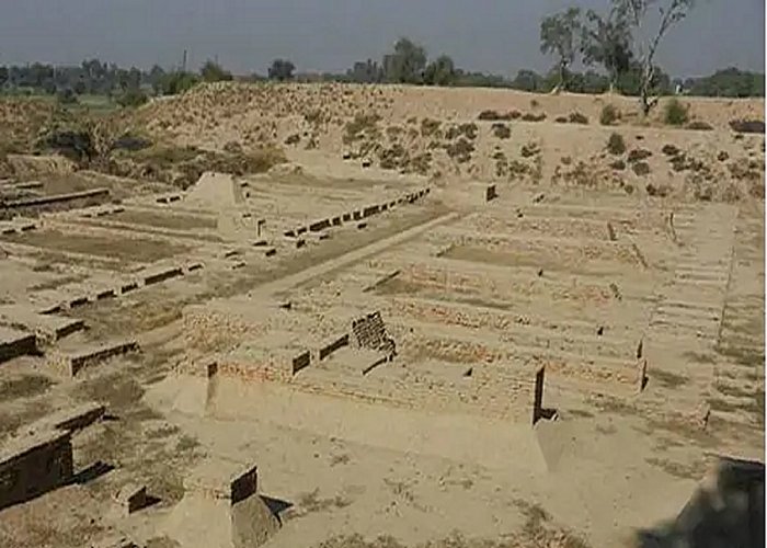  Hindu temple, believed to have been constructed 1,300 years ago, has been discovered by Pakistani and Italian archaeological experts at a mountain in Swat district of northwest Pakistan. The discovery was made during an excavation at Barikot Ghundai.