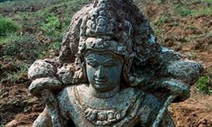 The idol of Sun God was found at Kalagodu in Anantapur district of the Indian state of Andhra Pradesh.