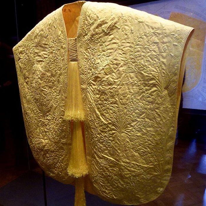 Magnificent Golden Silk Cloth Made By 1 Million Spiders Is One Of The ...