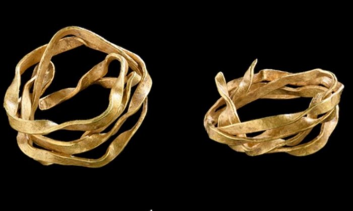 Gold Spiral In Early Bronze Age Grave - Unearthed