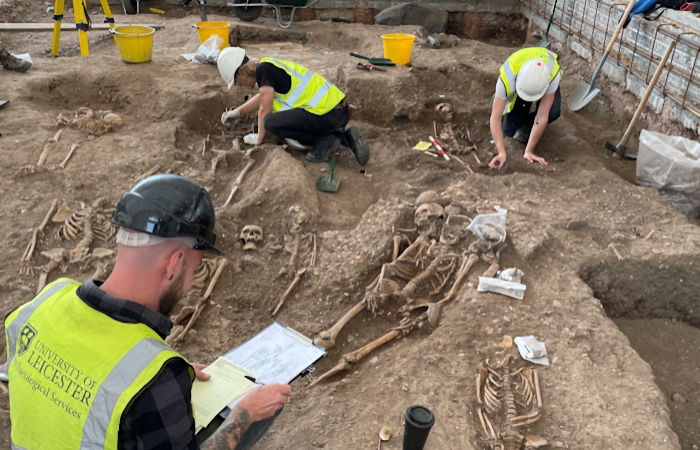 ncient Roman Shrine And Over 1,100 Burials Found Beneath The Leicester Cathedral