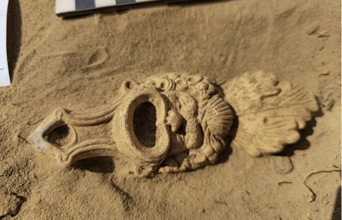 Unique Roman Oil Lamp Decorated With A Crafted Mask Discovered In The Netherlands Unique Roman Oil Lamp Decorated With A Crafted Mask Discovered In The Netherlands