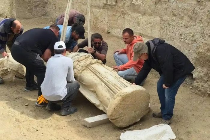 Magnificent 2-Meter Statue Of The Goddess Athena Wearing A Breastplate Decorated With Medusa Discovered In Laodicea, Türkiye Magnificent 2-Meter Statue Of The Goddess Athena Wearing A Breastplate Decorated With Medusa Discovered In Laodikeia, Türkiye