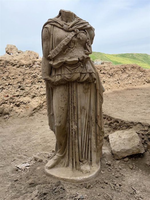 Magnificent 2-Meter Statue Of The Goddess Athena Wearing A Breastplate Decorated With Medusa Discovered In Laodicea, Türkiye Magnificent 2-Meter Statue Of The Goddess Athena Wearing A Breastplate Decorated With Medusa Discovered In Laodikeia, Türkiye