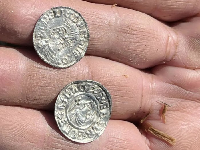 Amazing Viking Age Hoard With 3,000 Coins Discovered In Norway - The Largest Ever Found In The Country Amazing Viking Age Hoard With 3,000 Coins Discovered in Norway Is The Largest Ever Found In The Country